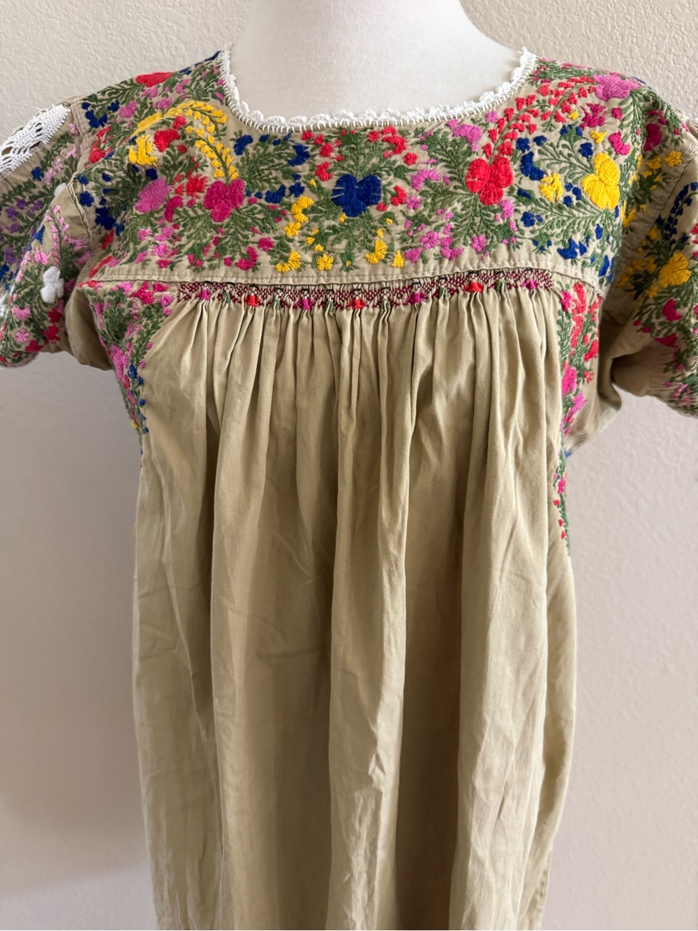 Mexican Dress Womens SZ M Tan Floral Embroidered Short Sleeve 100% Cotton - Picture 2 of 6